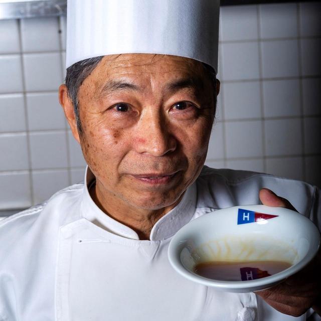画像: 隠し味はみりんと醤油1:1の割り下を。“和”のテイストを入れ、日本人好みの味に仕上げ、最後に焼いた鶏肉と玉ねぎを加える