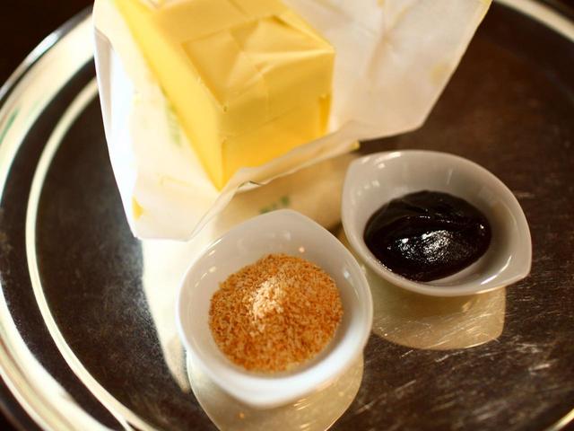 画像: カレー粉に鶏ガラスープ、チャツネ、リンゴ、バナナ、炒めたにんじん、ココナッツファインを加えさらに炊く