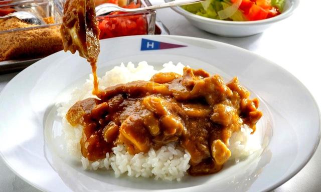 画像: チキンカレー 1200円 ルーもご飯もお代わり自由。「季節によっていろいろなカレーを出しますが、やっぱり昔ながらのチキンカレーが一番人気です」(百瀬料理長)
