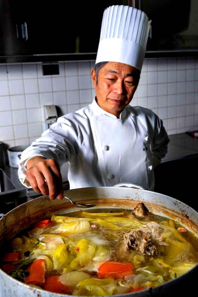 画像: 味の決め手は「丸2日じっくり煮込んだカレー専用鶏がらスープ」(料理長の百瀬一男さん)