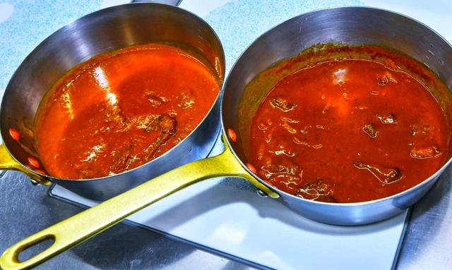 画像: 100年前のレシピで作ったカレー(左)と現在のカレー(右)。調味料などの違いから、味だけではなく仕上がりの色も異なる