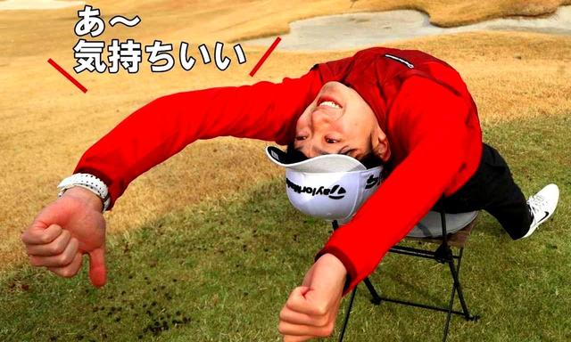 画像: 椅子を使ったストレッチ。自分の後ろ側を見るつもりで椅子の背もたれを支点に背中を思い切って反らす。デスクワークで縮こまった胸を開くと仕事もはかどる
