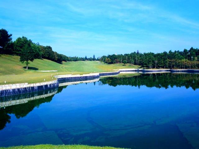 画像: 春日井CC西C 18番(417Y・P4) 重機によって池の輪郭自体もデザインできるようになり、それをホール戦略に取り入れた