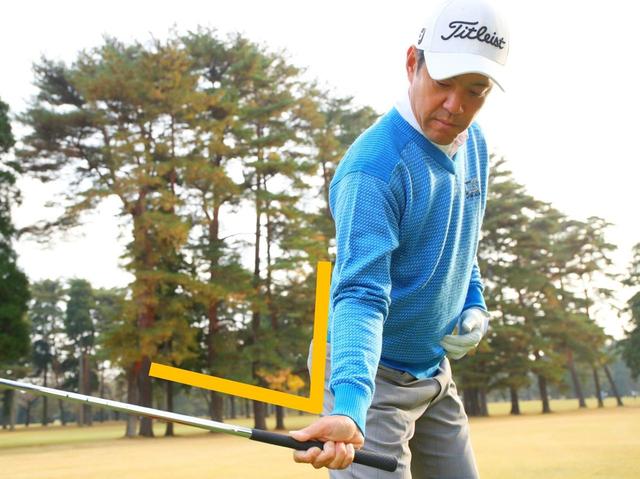 画像: 右手首の角度がほどかずに手元を低く。手が浮くとヘッドが垂れてダフります