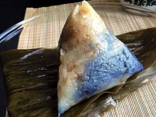 画像: ちまきについた藍色は、花びらによる天然彩色