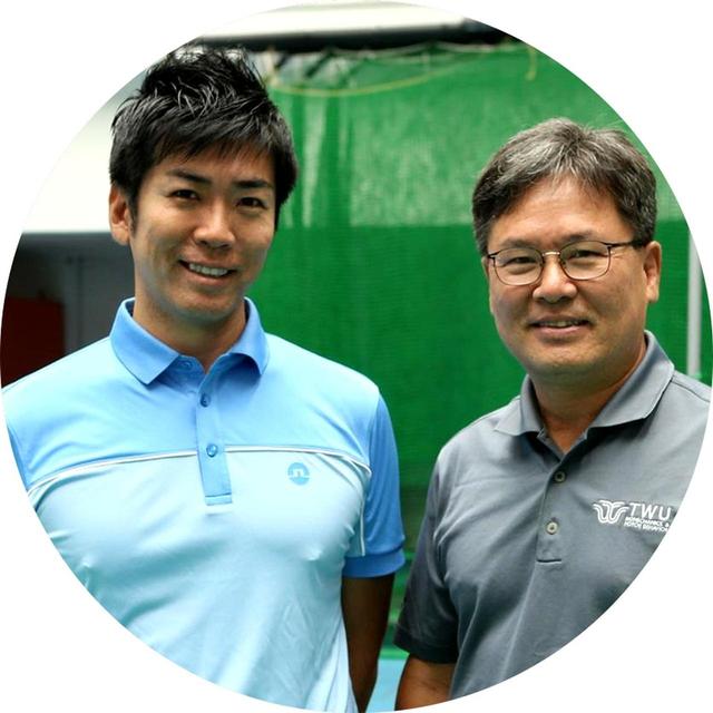 画像: 【候補者③吉田洋一郎プロ&クォン教授】 吉田洋一郎 よしだひろいちろう。1978年生まれ。世界の名コーチのもとを 訪れ直接指導を受けるスウィング研究家。クォン教授とともに週刊GD「Dr.クォンの反力打法」連載中 ヤン・フー・クォン バイオメカニクスを専門とし、生体力学的に理にかなったスウィングを研究している