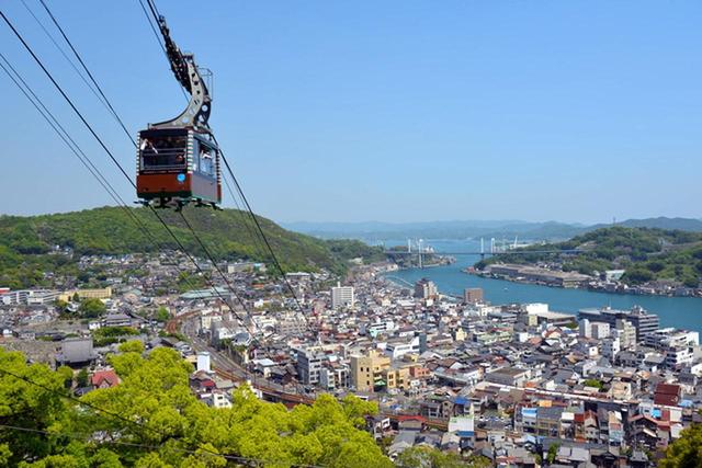 画像: 尾道と向島を隔てる海峡。千光寺公園からは尾道の町並みと遠くに広がる瀬戸内が臨める