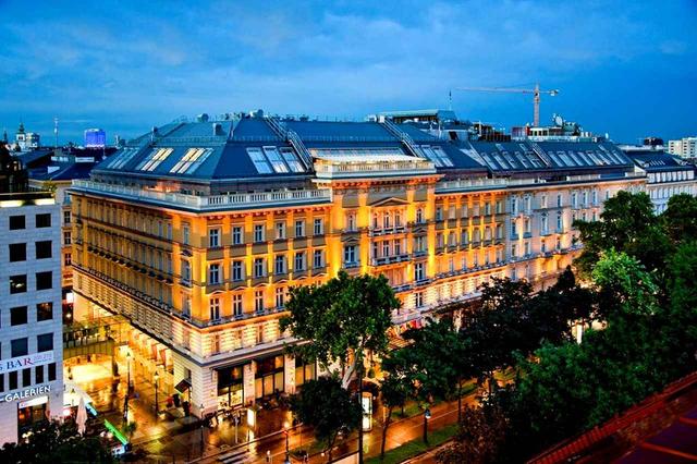 画像: ウィーンでは「グランドホテルウィーン」に宿泊。1870年開業の老舗中の老舗、19世紀の建築家カール・ティエツが設計。壮麗な外観に対して、内装と部屋は伝統を保ちながら最新装備にリニューアルされている