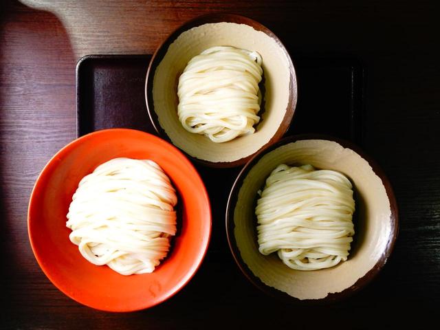 画像: 1玉の小、1.5玉の中、2玉の大。女性や軽くサラリと行きたいなら小がいいが、大で「味変」を楽しむのもおすすめ。麺は毎朝打つという