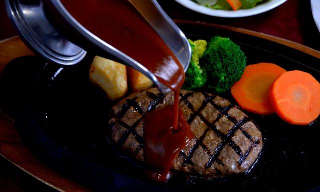 画像: 黒毛和牛ハンバーグが1番人気。デミグラ・にんにく醤油・ポン酢おろしのタレを選ぶ(1700円+税)