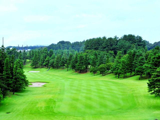 画像: 西コース1番ホール(447ヤード パー4)打ち下ろしのスタートホール