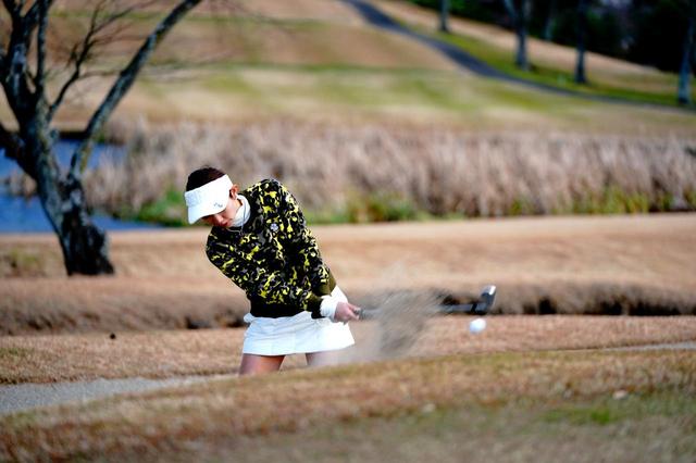 画像: 中里はバンカーから乗せるも2パットのボギー
