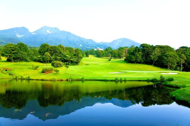 画像: 13番ホール(145ヤード パー3)池と遠方の山脈が美しい。グリーン周りには3つのバンカー