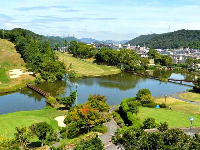 画像: クラブハウスから見えるコースと姫路市青山の風景