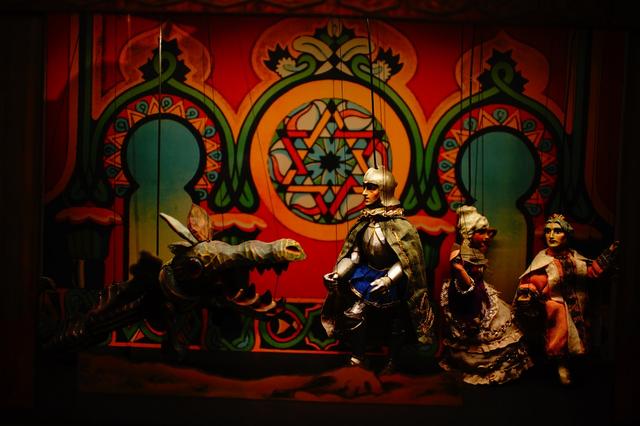 画像: 人形劇博物館では、人形劇の歴史と精巧に造られた古い人形が展示されている