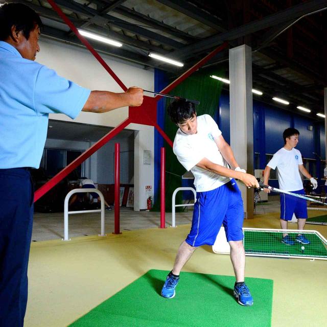 画像: 正面から頭をグリップで軽く抑えるだけでも効果的
