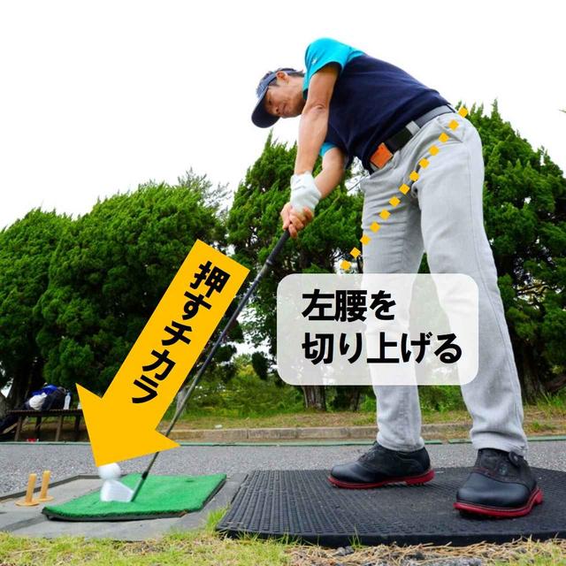 画像: オープンに立って、左腰を回して打つ