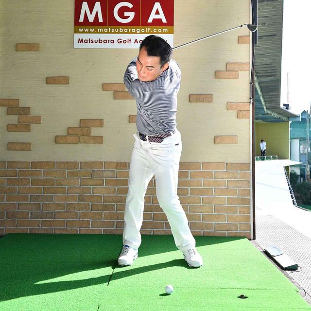 画像2: 【アイアン】長い番手が苦手なのはボールを打つ意識が強いから。末岡俊也プロがアマに「振り子のリズム」を直レッスン