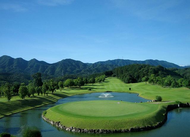 画像: 6684Y/PAR72。18番パー5 のアイランドグリーンが名物。6つのティが選べるもの特徴的だ