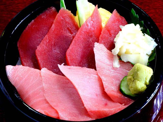 画像: 鉄火丼は特選本マグロ(1800+税)一番の人気メニュー