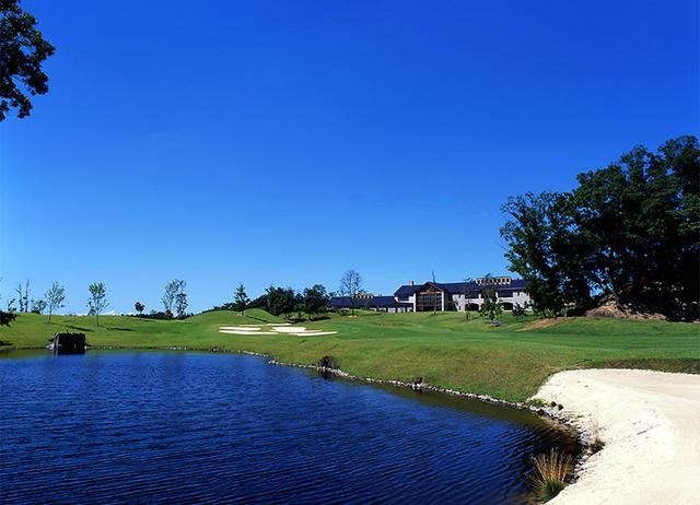 画像: 6434Y /Par72。18 番からは瀬戸内海や高松市内を一望できる。プロトーナメントも開催
