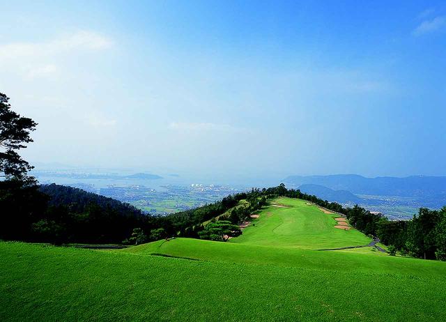 画像: 6320Y/Par70。昭和29年開場の“四国初”のコース。15番からは瀬戸内海、瀬戸大橋が一望できる
