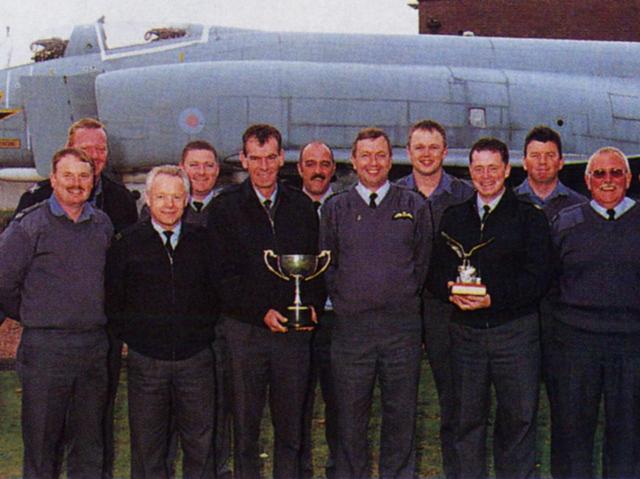 画像: 「RAF」は英国空軍のこと。ゴルフ好き兵士たちが結成した倶楽部。訓練を終えてコースに直行する人もいるそう
