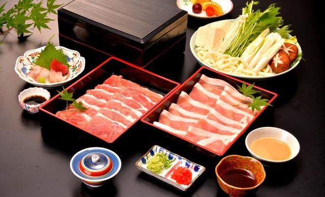 画像: 鹿児島名物「黒豚しゃぶしゃぶ」。甘くとろける舌ごたえ