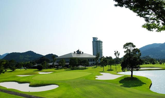 画像: 18番 434Y P5 グリーン手間に池とバンカーが絡む