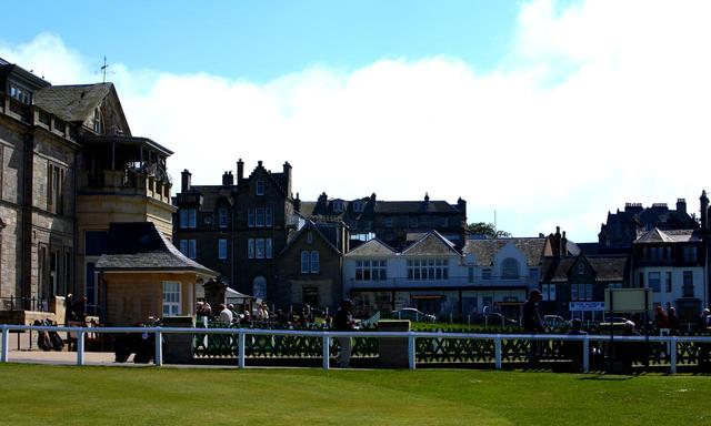 画像: オールドコースから街を眺める。左の建物が「R&A」。正面奥が「The Old Course Shop」