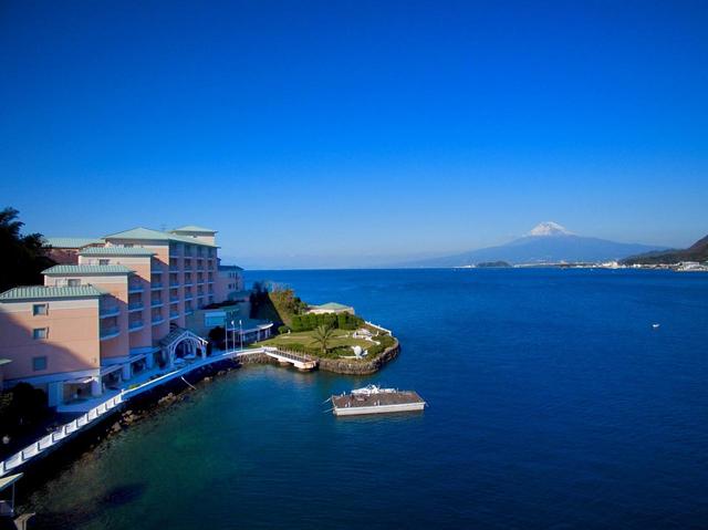 画像: 駿河湾に浮かぶ淡島の海沿いに建つ「ウィンダムグランド淡島」