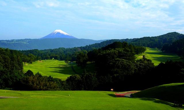 画像: 伊豆大仁カントリークラブ 富士コース1番 397Y P4 正面の富士山に向かってティショット