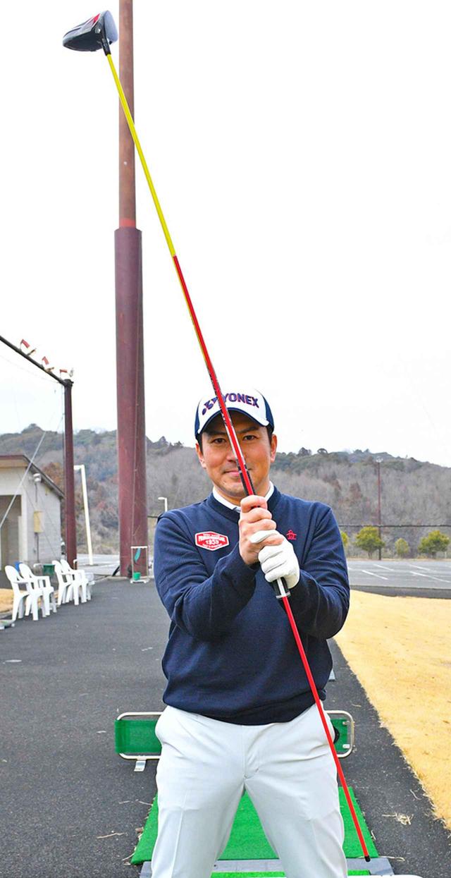 画像: 「長い棒がお腹に当たらないように振りましょう!」