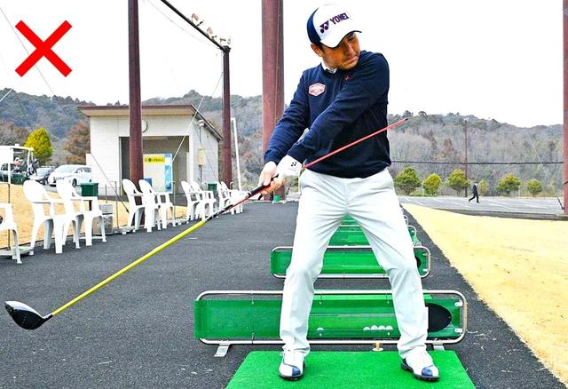 画像: 右手首の角度がほどけるとお腹に当たる