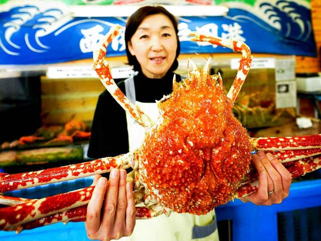 画像: 駿河湾名物「高足ガニ」。深海に生息する世界最大の甲殻類。トロール船による底引き網漁で漁獲される