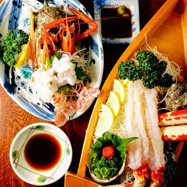 画像: 「お食事処かにや」を代表する「高足ガニの刺身」と「テナガエビの刺身」