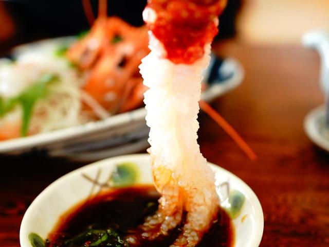画像: 多くの店がイケスで魚介を管理。調理法を注文時に決められるのが戸田流だ。刺身に、蒸し、天ぷらにもしてくれる