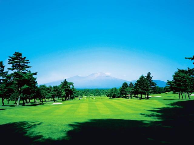 画像: 東コース(写真)はじめ、南コース、北コースも浅間山を借景に取り込んだホールがある