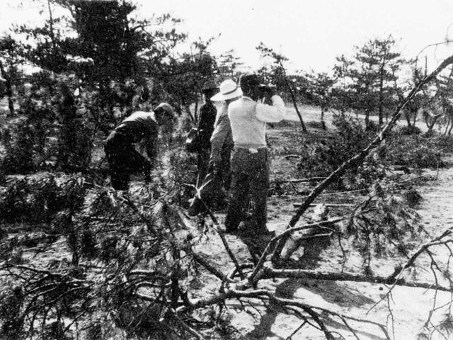 画像: 片山津を実地調査する佐藤儀一