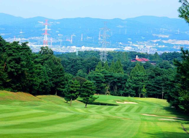 画像: 田辺カントリー倶楽部 13番ホール(465Y・P5)グリーン手前の池と深いバンカーが特徴