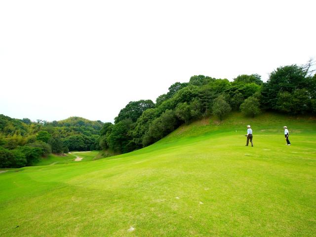 画像: 広島ゴルフ倶楽部 鈴が峰コース 7番ホール(390Y・P4) ダイナミックな傾斜の名物パー4