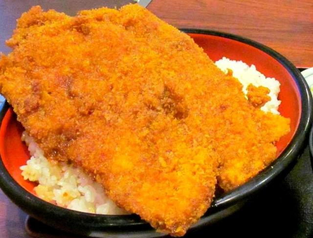 画像: 迫力満点の「メガわらじかつ丼」1500円