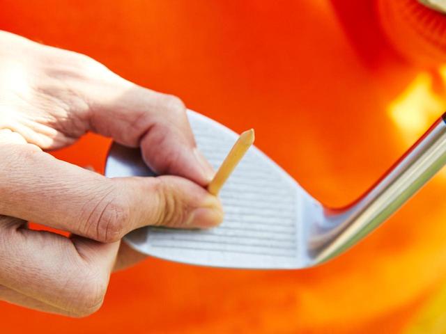 画像: 短い番手ほどロフト角が大きくなり、フェースは左上を向くようになる。この構造を知らないアマチュアは多いと伊丹プロは言う。ハンドファーストでインパクトする技術を覚える前にフェースの向きを知ることが大切だ