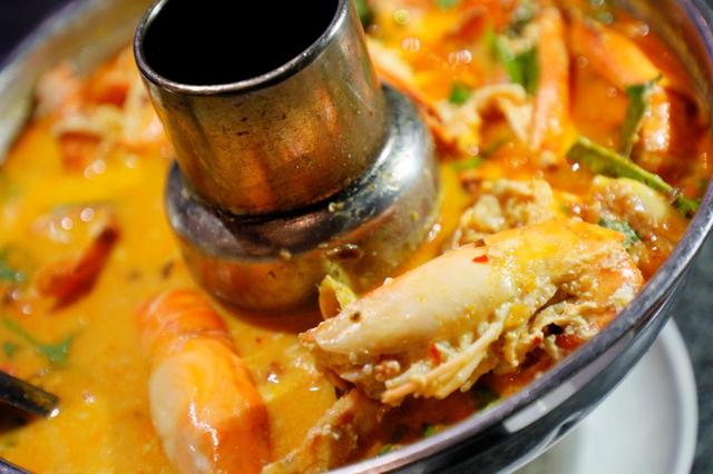 画像: タイ料理の定番「トムヤムクン」はパタヤでも名物料理。新鮮なエビがたっぷり(シーフードレストラン ムンアロイ)