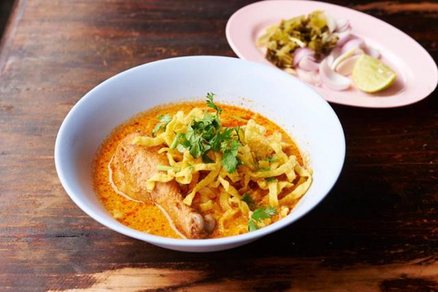 画像: タイ北部料理「カオソーイ」は、カレースパイスがたっぷり入ったココナッツミルクベースのスープに卵麺を合わせて食べる、タイ風カレーラーメン