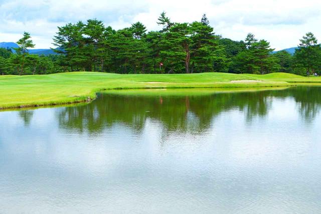 画像: 距離のあるパー5。グリーン右手前に大きな池があり、左から攻めて3打目勝負がセオリー