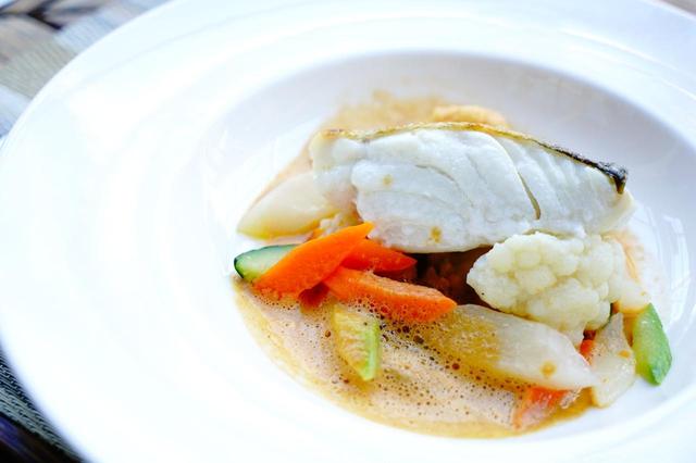 画像: 5つ星ホテルのコースは料理もハイクオリティ。地中海の白身魚と地の野菜