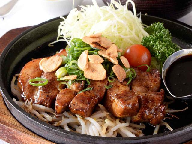 画像: 人気の定番メニュー「トンテキ膳」。低温調理でじっくり焼き上げた霜降り高原豚は、しっとり感を残しながらとにかく柔らかい。秘伝というソースは、疲れた体に嬉しい濃いめの味つけだが口当たりはさっぱり