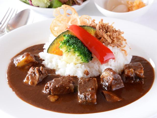 画像: こちらも定番「オリジナルビーフカレー」。肉の状態を見ながら、じっくり煮込まれたビーフが驚くほど柔らかい。素揚げ野菜は季節によって変わるそう。パンチを効かせたという程よい辛味で食事がすすみます