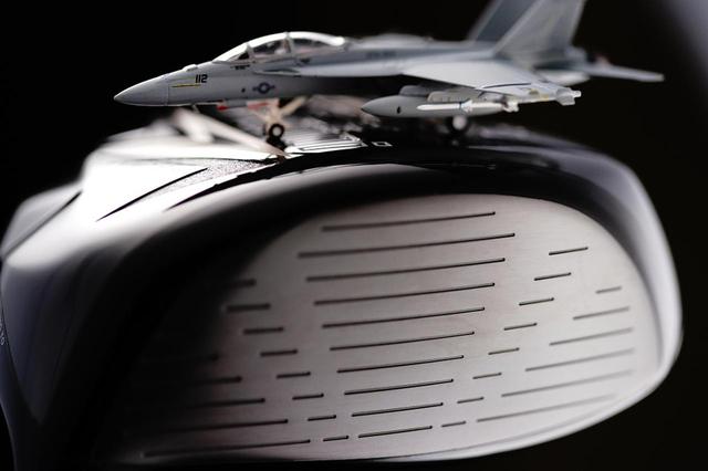 画像: 米軍戦闘機F-18のランディングギアに使われている超高強度合金の「スーパーアーメット鋼」をフェースに採用。一般的なチタンの2倍の強度を誇り、たわみ戻りも高い素材だ